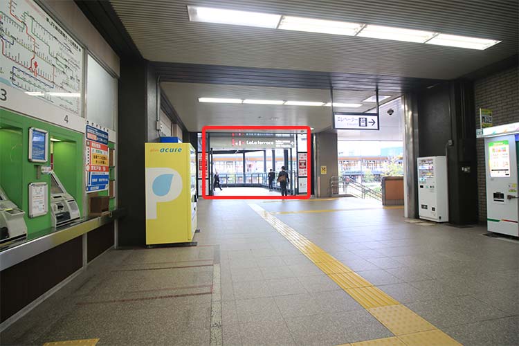 ららテラスTOKYO-BAYの連絡通路へ向かってください。